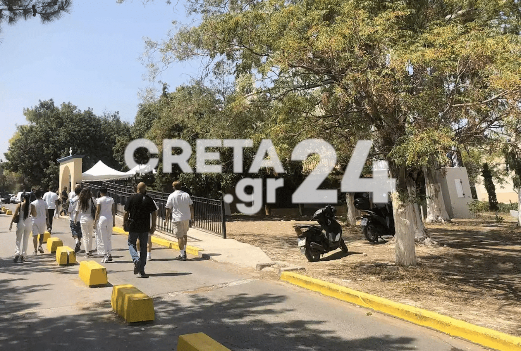 «Έχουμε γαμπρό, φέρτε μαντολίνα»: Σπαρακτικό «αντίο» στον 22χρονο Αντώνη – Ράκος η μητέρα του, όλοι στα λευκά 7 22 ko 2