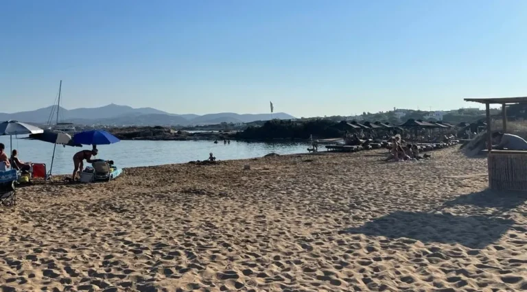 Πάρος: Πρώτη νίκη για το «Κίνημα της Πετσέτας»- Έβγαλαν τις ξαπλώστρες από μεγάλο μέρος της παραλίας Μικρή Σάντα Μαρία