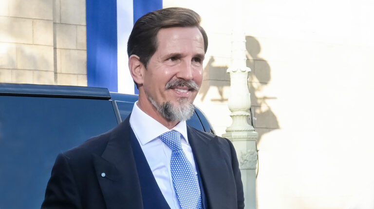 Ο Παύλος Γλύξμπουργκ στις Σπέτσες αγκαλιά με αδελφικούς φίλους του πατέρα του