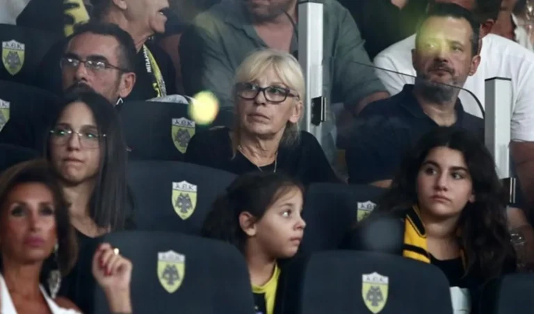 Η οικογένεια του Μιχάλη Κατσουρή στην OPAP Arena – Συγκίνηση στο γήπεδο