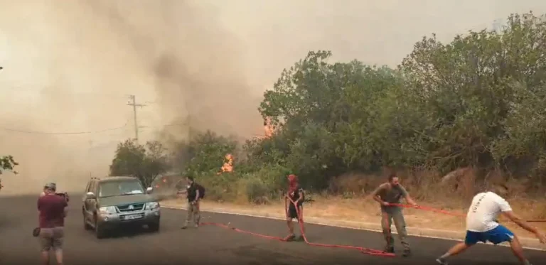 Φωτιά στη Χασιά: Απεγκλωβίστηκαν οι μοναχές από τη Μονή Κλειστών – Καίγονται σπίτια