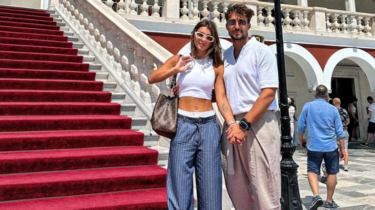 «Αφού πάει για προσκύνημα θα μπορούσε να φοράει σουτıέν»: Αρνητικά σχόλια για επίσκεψη Ρουμελιώτη- Κατσούλη στην Παναγία της Τήνου