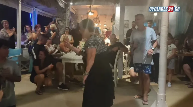 Ο Δημήτρης Μπάσης «υποκλίθηκε» στο λεβέντικο ζεϊμπέκικο της Κυρά Βαγγελιώς