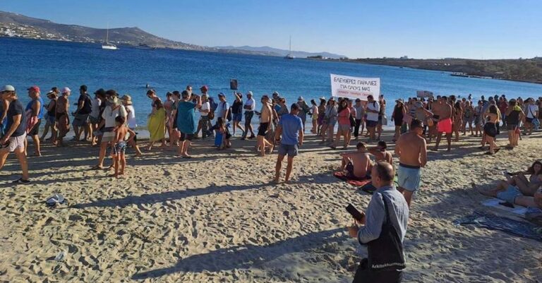 Στην Πάρο παίρνουν πίσω τις παραλίες τους: Παριανοί έκαναν «ανακατάληψη» παραλίας από επιχείρηση που είχε τοποθετήσει ξαπλώστρες και ομπρέλες