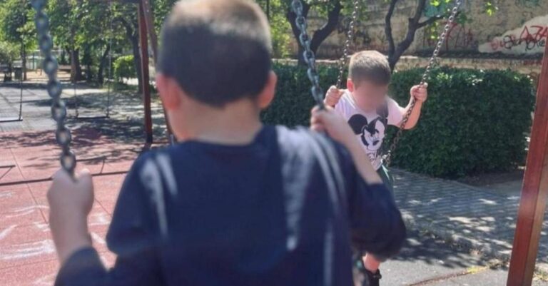 O 5χρονος Χρυσόστομος και ο 3χρονος Δημήτρης, τα αδελφάκια με αυτισμό, χρειάζονται τη βοήθειά μας