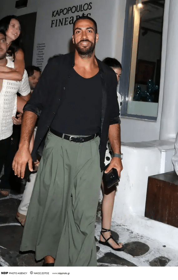 Φόρεσε τη φούστα του και βγήκε βόλτα: Ο σύντροφος της Μελίνας Νικολαΐδη προκάλεσε… μποτιλιάρισμα στην Μύκονο 8 322