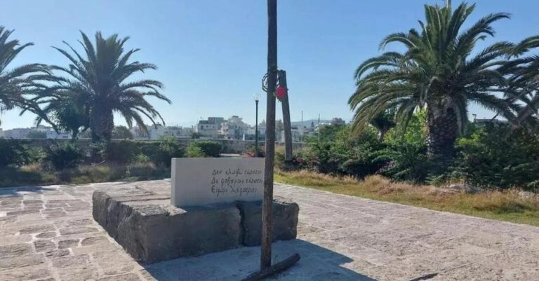 Βάνδαλοι έσπασαν τον σταυρό στον τάφο του Νίκου Καζαντζάκη