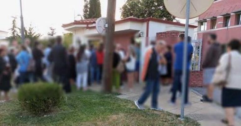 Ξεροσταλιάζουν για μία ταυτότητα … χωρίς τσιπάκι! – Ουρές έξω από αστυνομικά τμήματα [εικόνες]