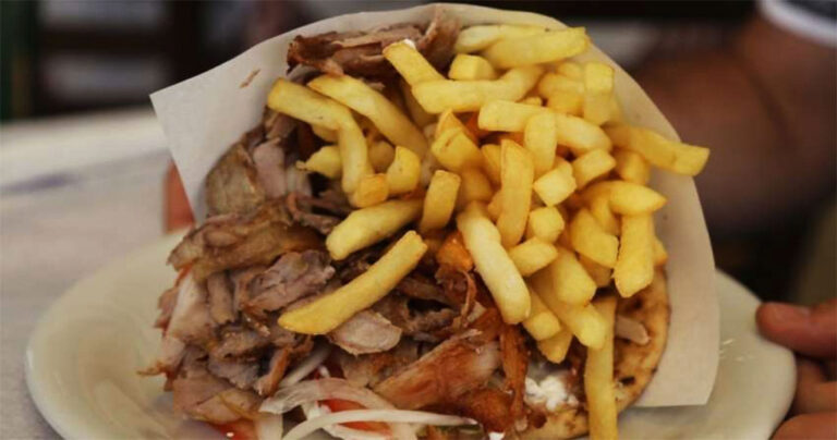 Αυτό είναι το μεγαλύτερο πιτόγυρο στην Ελλάδα και βρίσκεται στην Κρήτη