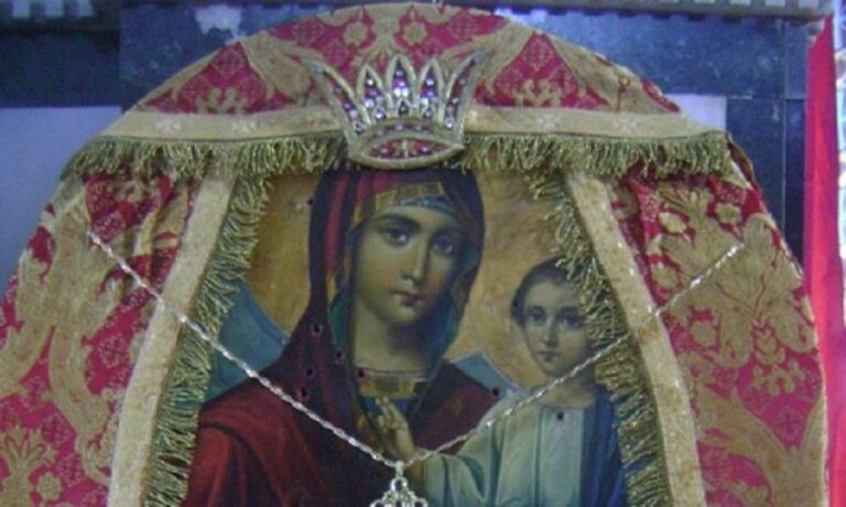 Αuτή είναι η εικόνα της Παναγίας που δέχτηκε 55 σφαiρες και το πρóσωπó Της έμεινε αλώβητο!