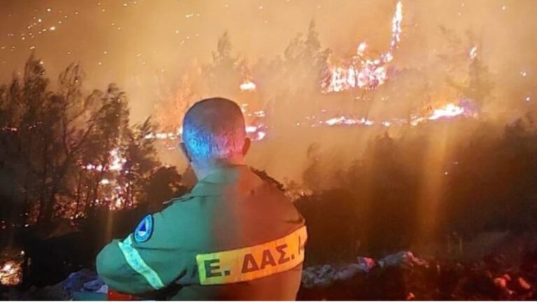 Πάρνηθα: Συγκλονιστική φωτογραφία με εθελοντή πυροσβέστη να κοιτάει τη φωτιά – «Κάναμε ότι μπορούσαμε, δεν ήταν αρκετό»