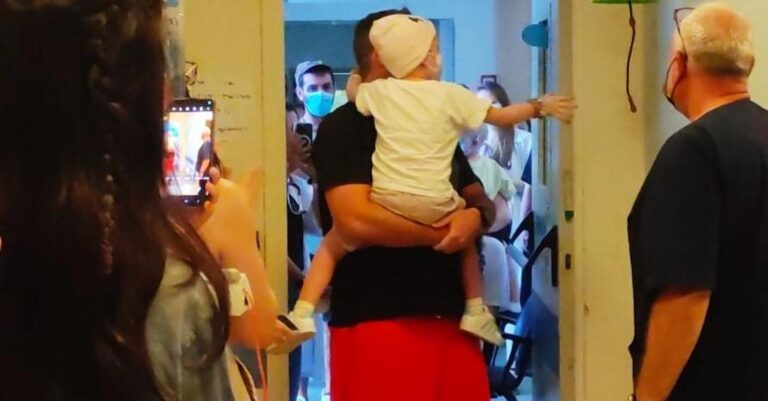 Η μικρή Μαριαλένα κέρδισε τη μάχη με τον καρκίνο και χτύπησε περήφανα την καμπάνα της νίκης!