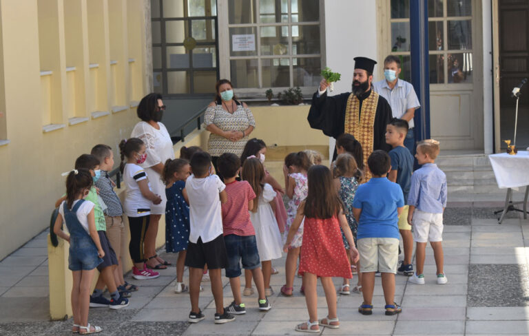 «Όχι, ΔΕΝ θα αγοράσω καινούργια τσάντα στο παιδί μου και ΔΕΝ θα το ντύσω με μάρκα…»