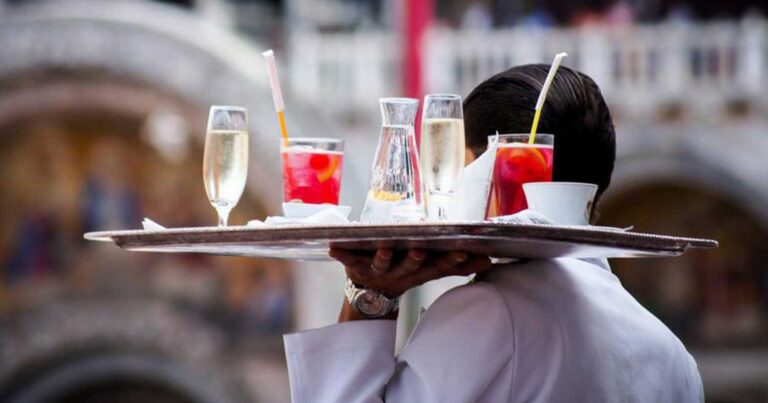 Αν δεν δίνεις πουρμπουάρ στον σερβιτόρο για ποια αλληλεγγύη μιλάς στα παιδιά σου;