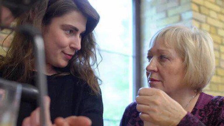 Ανακάλυψα ότι η γυναίκα μου έχει σχέσn με τη χńρα γειτόνισσά μας. Τι να κάνω;