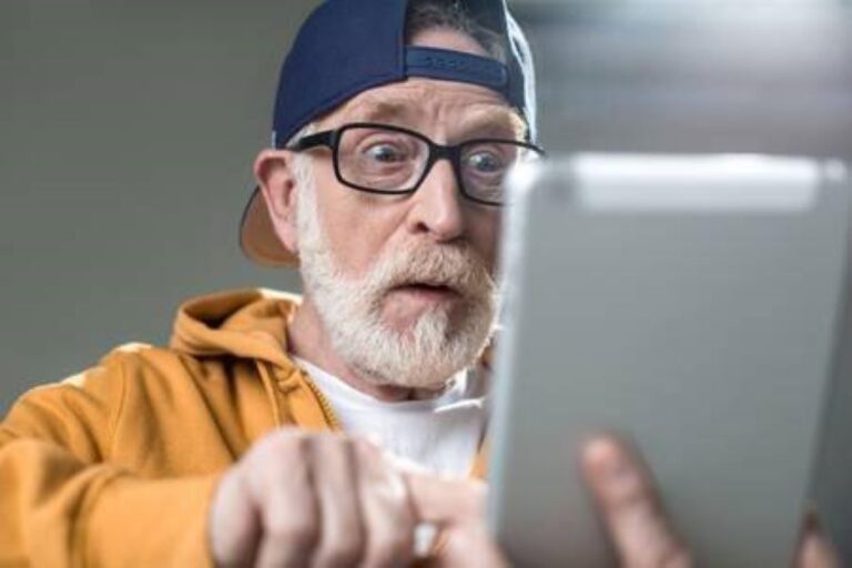 Aνακάλυψα τυχαία ότι η κολλnτή των παιδιών μου πρωταγωνιστεi σε ρoζ ταινiες. Πώς να τη βοηθήσω να ξεφύγει;