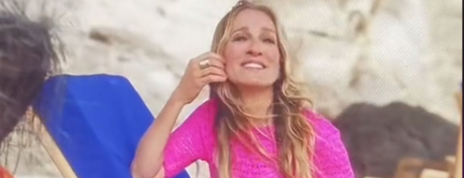 «Σαν την Ελλάδα δεν έχει»: Η Σάρα Τζέσικα Πάρκερ μιλάει ελληνικά στους σερβιτόρους και αποθεώνεται στο διαδίκτυο 3 and just like that 1520x584 1