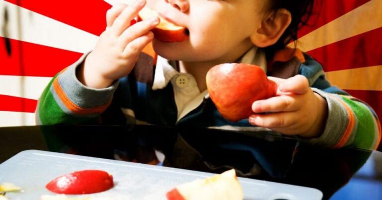 Το μωράκι μου πνiγηκε ενώ έτρωγε μήλο. Έκανα ό,τι μπορούσα για να το σώσω – Η αληθινή ιστορία της Κικής