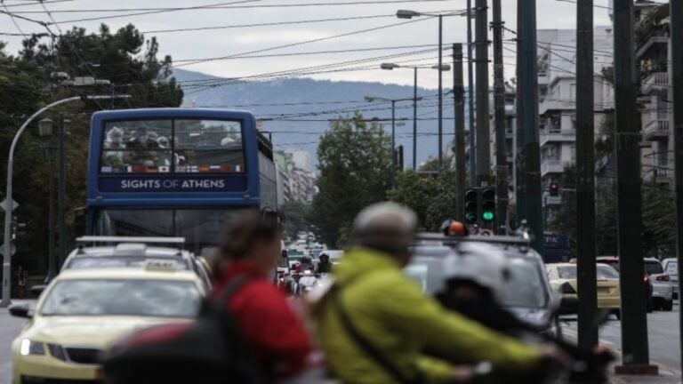 Η επίσημη ημερομηνία: Τέλος τα μηχανάκια ανάμεσα στα αυτοκίνητα – Τι αναφέρει η νέα νομοθεσία