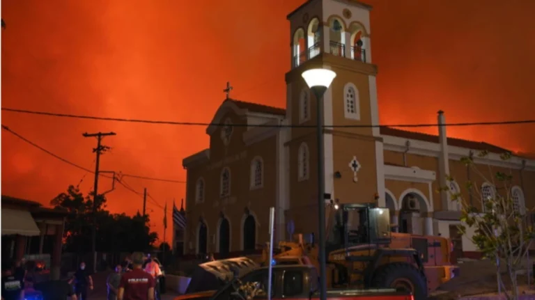 Συναγερμός στην Αλεξανδρούπολη: Εκκενώνονται ακόμα 8 οικισμοί, έφτασε στο νοσοκομείο η φωτιά, ανησυχία για αποθήκες πυρομαχικών