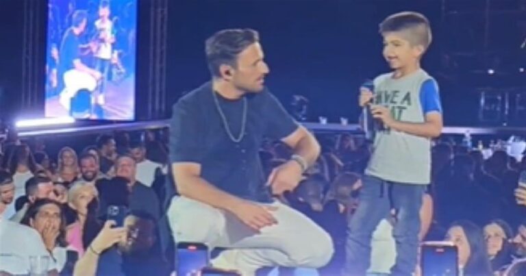 Καταχειροκροτήθηκε το βαφτιστήρι του Νίκου Βέρτη – Άφωνοι όλοι με την ερμηνεία του σε συναυλία του στην Κρήτη