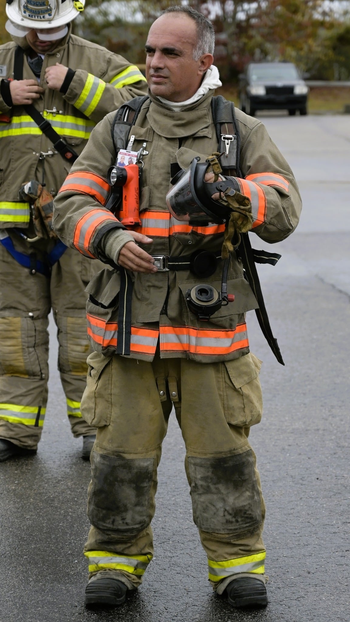 Πάρνηθα: Συγκλονιστική φωτογραφία με εθελοντή πυροσβέστη να κοιτάει τη φωτιά - "Κάναμε ότι μπορούσαμε, δεν ήταν αρκετό"