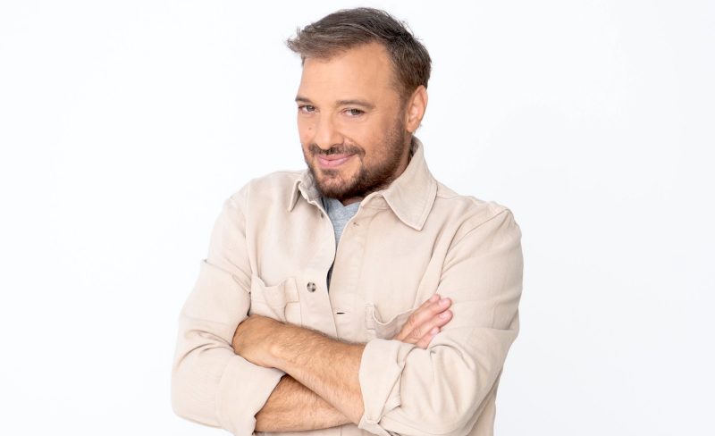 Ο ΣΚΑΪ ετοιμάζει το νέο «Στην υγειά μας» χωρίς τον Σπύρο Παπαδόπουλο - Αυτός θα είναι ο παρουσιαστής του