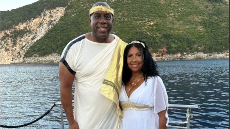 Στο Ιόνιο ο Μάτζικ Τζόνσον: Ντύθηκε αρχαίος «Έλληνας θεός» και έκανε βόλτες με τζετ σκι στην Κεφαλλονιά