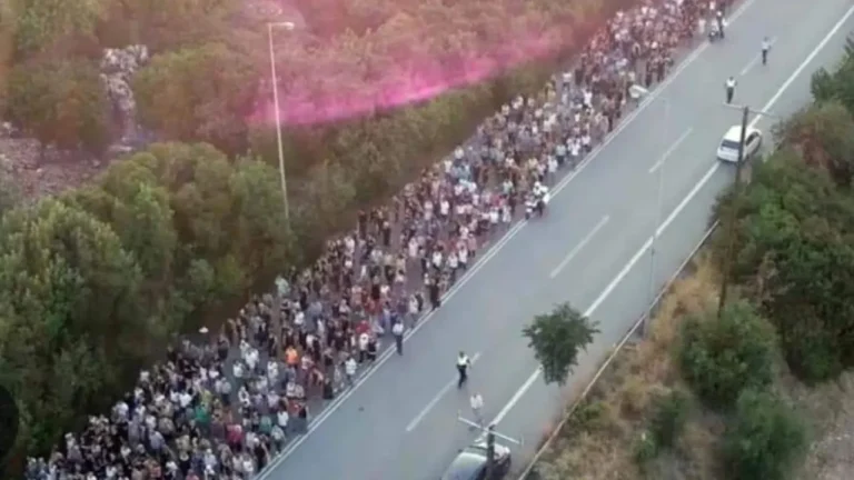 Παναγία Χαρακιανή: Πλήθος κόσμου με τα πόδια για να προσκυνήσει την εικόνα της Μεγαλόχαρη