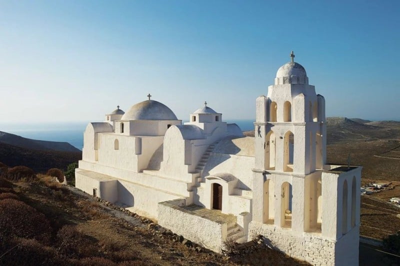 Παναγία της Κοιμήσεως: Το εκκλησάκι που δεσπόζει στην κορυφή της Φολεγάνδρου και προστατεύει το νησί