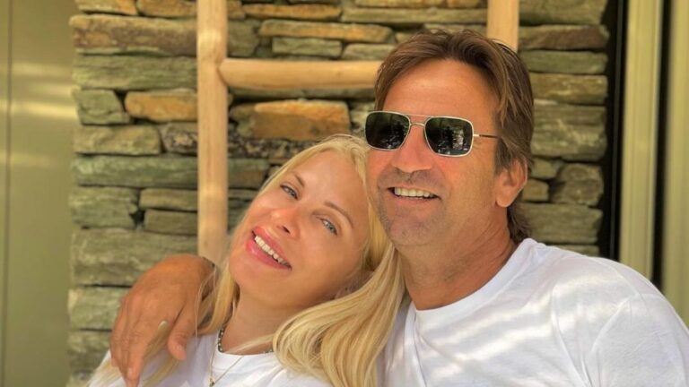 Ελένη Μενεγάκη: Με τον Μάκη Παντζόπουλο και τα τέσσερα παιδιά της στο Μεγανήσι