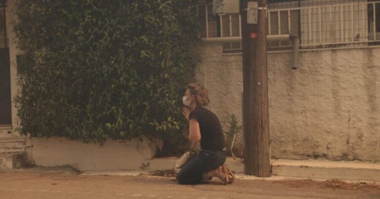 Εικόνα αποκάλυψης στην Πάρνηθα: Γυναίκα προσεύχεται βλέποντας τις φλόγες να πλησιάζουν το σπίτι της