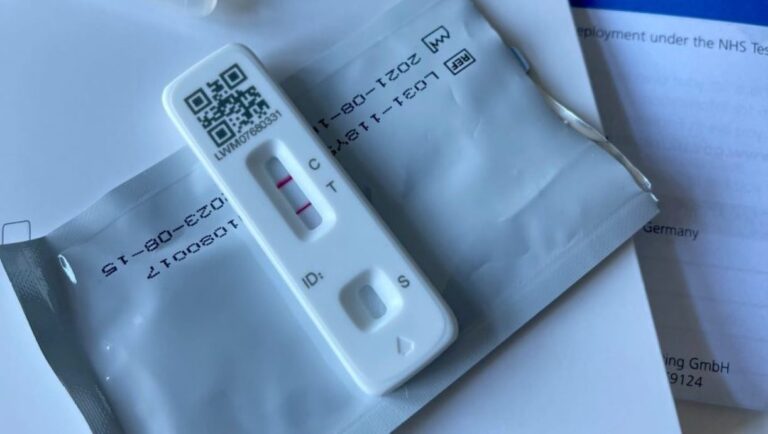 Φόβος για επαναφορά της υποχρεωτικής μάσκας: Αυτά είναι τα ύποπτα συμπτώματα της νέας μετάλλαξης του κορωνοϊού