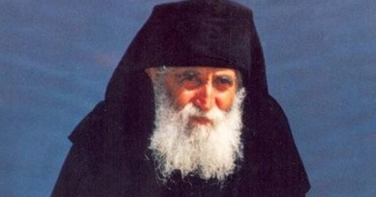 Γέροντας Παΐσιος: «Εμείς με ένα παξιμάδι πάμε στον Θεό!»