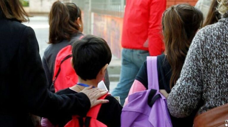 Γιατί το παιδί να κρατάει κάθε μέρα τη σχολική τσάντα, που είναι πιο βαριά από το σωματάκι του; – Δάσκαλος απαντά