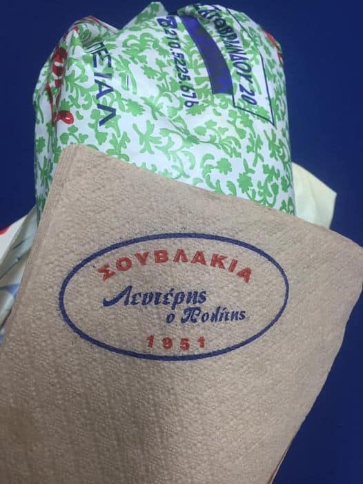 Τα άλλα είναι περιττά: Το σουβλάκι του Λευτέρη που βάζει αυστηρά αυτά 4 υλικά δεν αλλάζει ποτέ τη συνταγή της απόλαυσης 1 Τα άλλα είναι περιττά Το σουβλάκι που βάζει αυστηρά αυτά 4 υλικά δεν αλλάζει ποτέ τη συνταγή της απόλαυσης