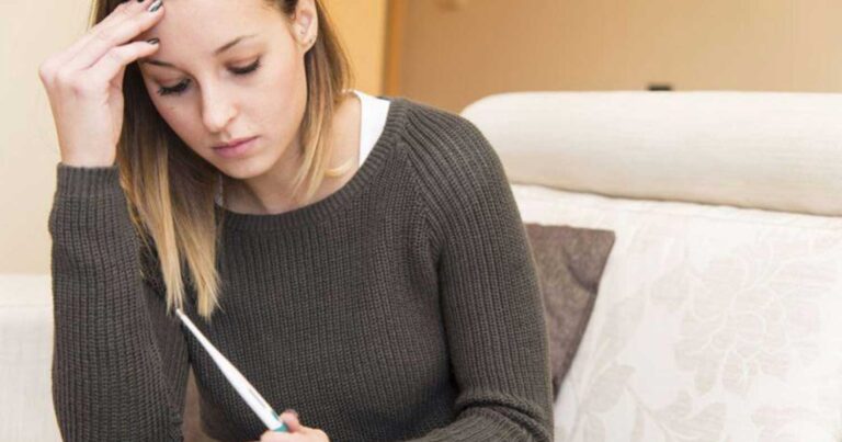 Η κοπέλα μου πήγαıνε με εμένα και τον αδερφό μου και δεν γνωρίζουμε ποιανού είναι το παιδί