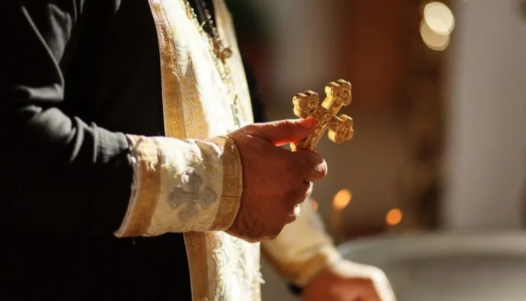 Χαμός σε πανηγύρι: Ιερέας πιάστηκε στα χέρια με τον γιό του για μια 29χρονη