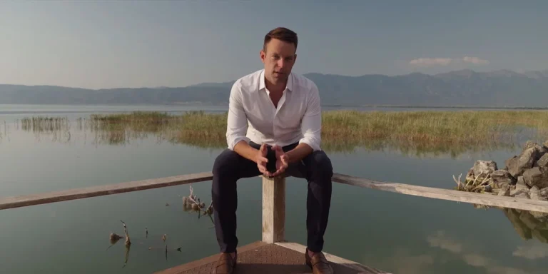 «Αδeρφές και παλικάρια γίνανε μαλλιά κουβάρια»: Ο Στέφανος Κασσελάκης απαντά σε ομοφοβικό σχόλιο