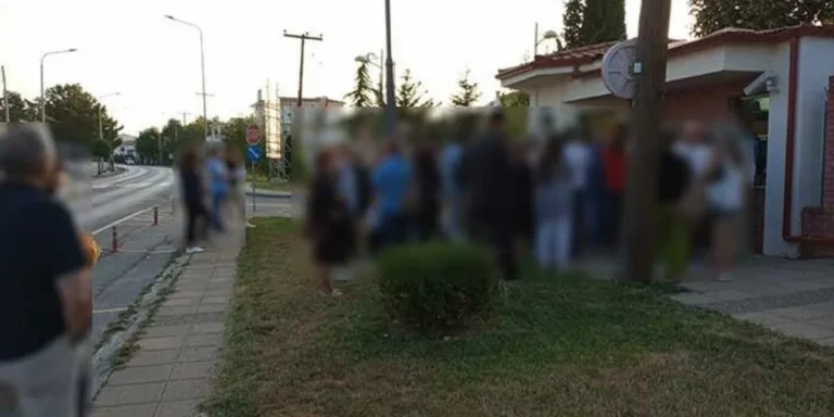 Κοζάνη: Ουρές για τις νέες ταυτότητες… «πριν έρθει το τσιπάκι» -Ξενυχτούν έξω από το Αστυνομικό Μέγαρο