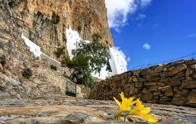 Παναγία Χοζοβιώτισσα: Το μοναστήρι «σήμα κατατεθέν» της Αμοργού που αισθάνεσαι ότι θα αγγίξεις τον ουρανό