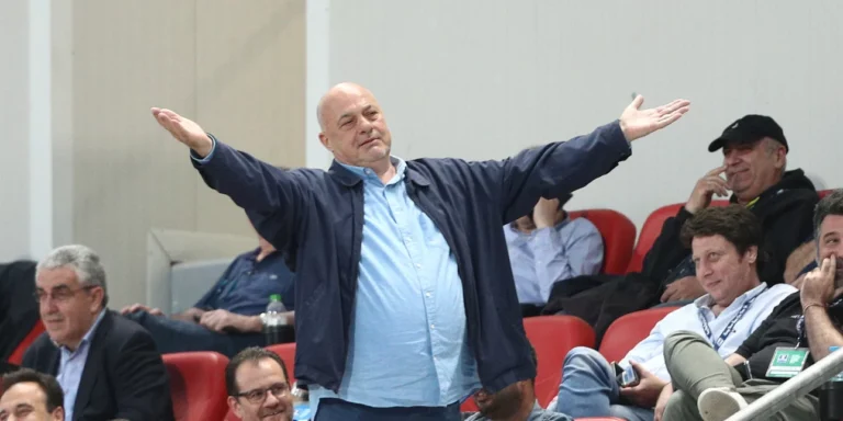 Νέα επiθεση Μπέου στην προϊσταμένη μνημείων Θεσσαλίας: «Τρώει 7 σοκολατάκια την ώρα, δεν χωράεı από την πόρτα»