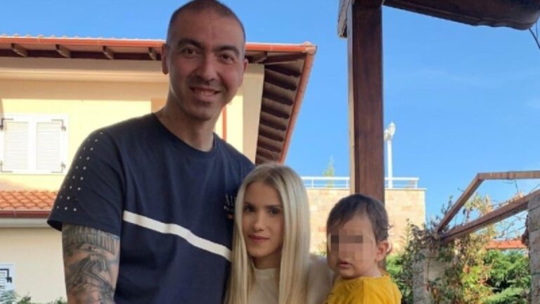 Χαμογελά ξανά μετά τον θάνατο του Αλέξανδρου Νικολαΐδη – Το τρυφερό φιλί της Δώρας Τσαμπάζη με τον γιο τους μπροστά στο ηλιοβασίλεμα