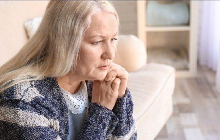 Νιώθω μόνη μέσα στο γάμο μου, όλοι με άφησαν – Η ιστορία της Σοφίας