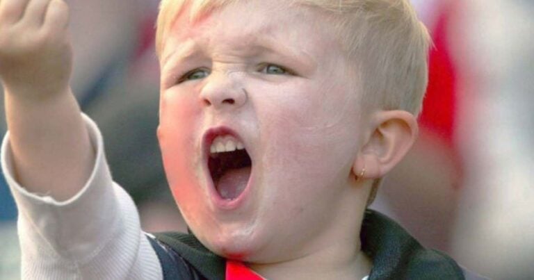 Ο 4χρονος γιος μου, υψώνει το μεσαίο δάχτυλο σε όλους και δεν ξέρω πώς να το σταματήσω!