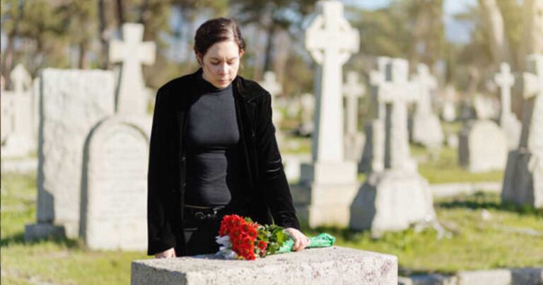 Ο άντρας μου πέθανε στα γενέθλιά του. Μπήκα σπίτι να του ευχηθώ και τον βρήκα νεκρó…