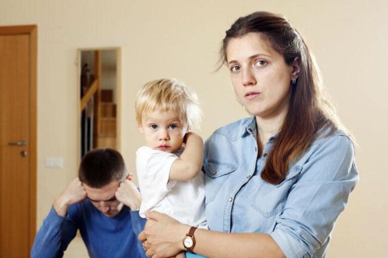 O άντρας μου βάζει πάνω απ’ όλα το παιδί από τον πρώτο του γάμο και έχω κουραστεί