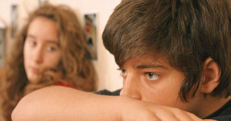 Ο έφηβος γιος μου λέει ότι το ποuλάκι του σηκώνεται και βγάζει ένα uγρό. Πώς να του φερθώ όταν μιλάμε για το θέμα;