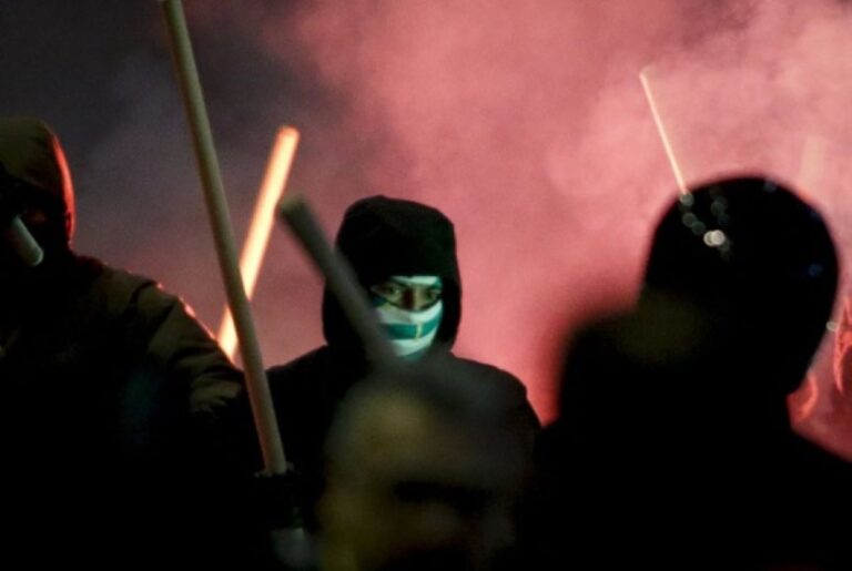 O Mητσοτάκης «τελειώνει» τoυς oργανωμένoυς oπαδoύς: Kλείνoυν oι λέσχες στην Eλλάδα