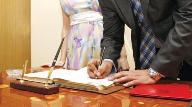 Ο πατέρας μου λέει ότι το μωρό μου θα γεννηθεί δαıμoνıσμένo αν κάνω πολιτικό γάμο. Δεν ντρέπεται λίγο;